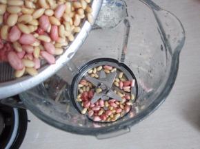 洗净的花生、黄豆倒入破壁机中。