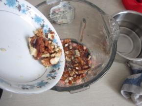 加入剥好的核桃仁。