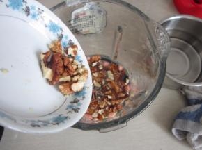 加入剥好的核桃仁。