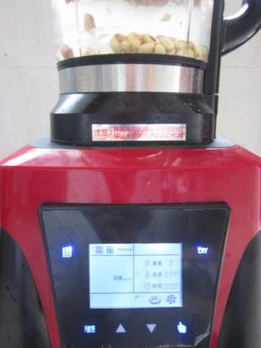 将杯子放到主机上，选择“豆浆”选项默认30分钟。