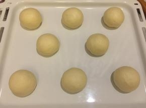 将做好的面包胚放在烤盘上