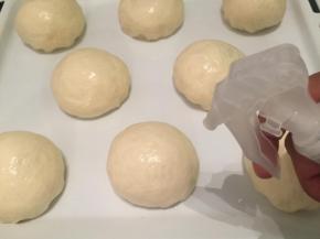 喷壶朝面包胚表面喷少许水