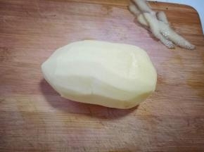首先将土豆去皮，洗干净。(我使用的剥皮工具)