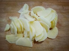 将洗干净的土豆片切片。