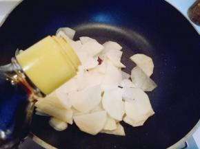 热锅冷油，加入切好的土豆片煸炒，再加入生抽，小火煸炒均匀。