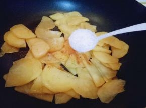 加入盐调味(可以根据个人口味放食用盐的量)