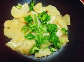 加入切好的青椒，大火快速翻炒，炒至青椒变软即可关火。