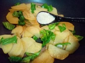 借助锅的余温加入鸡粉提鲜翻炒均匀。