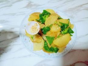 盛出装入盘中，撒上少许熟白芝麻点缀。