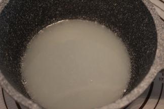 将牛奶加热，倒入细砂糖和朗姆酒拌至糖化