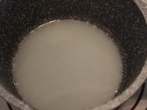 将牛奶加热，倒入细砂糖和朗姆酒拌至糖化