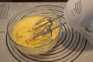 黄油室温软化（手指按下可以轻松的按出一个小坑），电动打蛋器打至发白