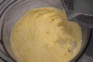 分三次将凉了的牛奶糖水倒入黄油内