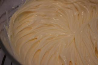 打发至发白有光泽