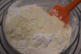 低粉过筛，杏仁粉，盐一起加入黄油内