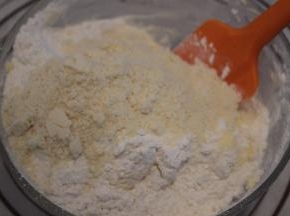 低粉过筛，杏仁粉，盐一起加入黄油内