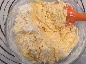 用刮刀拌匀
