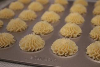 准备一个学厨的曲奇马卡龙30杯烤盘，将曲奇面糊挤出自己喜欢喜欢的花纹