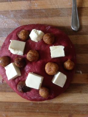 放上无花果和奶酪丁