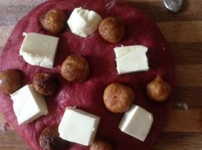 放上无花果和奶酪丁