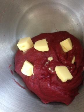 加入切块的黄油 继续搅打