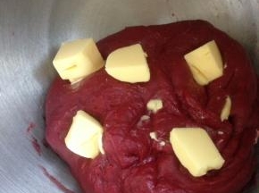 加入切块的黄油 继续搅打