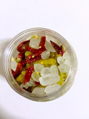 加入一小袋的泡椒，60克的冰糖和5个干辣椒！（泡椒要连泡椒水一起倒进去！）