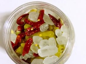 加入一小袋的泡椒，60克的冰糖和5个干辣椒！（泡椒要连泡椒水一起倒进去！）