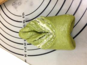 尖角从洞穿过整形即可