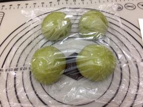 滚圆盖上保鲜膜饧10分钟
