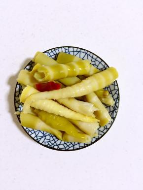吃的时候，用干净的无油无水的筷子取一点儿出来即可！（里面的酸笋吃完了可以再继续把处理好的竹笋放进去腌制哦！）