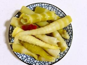 吃的时候，用干净的无油无水的筷子取一点儿出来即可！（里面的酸笋吃完了可以再继续把处理好的竹笋放进去腌制哦！）