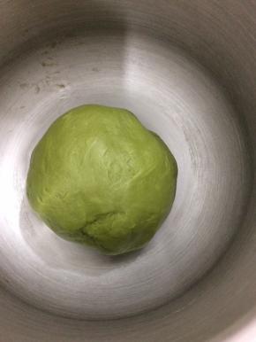 将面团放在盆中，盖上保鲜膜进行室温发酵30分钟