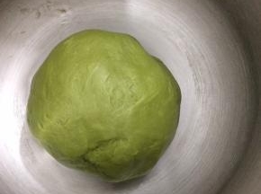将面团放在盆中，盖上保鲜膜进行室温发酵30分钟