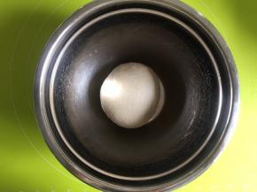 揉到面团光滑，滚圆，放入盆内，进行第一次发酵