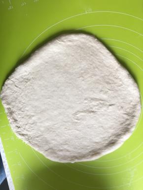 取出面团放在揉面垫上，排出气体