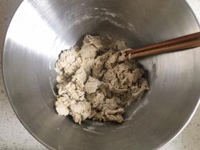 一边倒入清水一边用筷子搅拌，搅拌到棉絮状