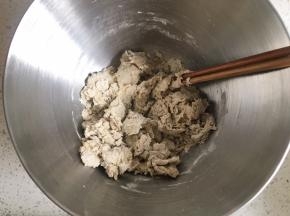 一边倒入清水一边用筷子搅拌，搅拌到棉絮状