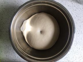 发酵到原面团的2-2.5倍，用手指沾一点面粉戳一下，不会回缩即可