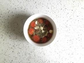 25g橄榄油泡上野生番茄、迷迭香、适量盐、大蒜片