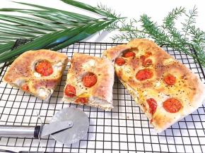 切开吃吧～还是温温热热的时候就可以吃啦，很好吃哦！