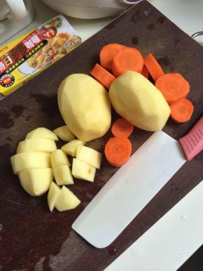 土豆和胡萝卜削皮切块