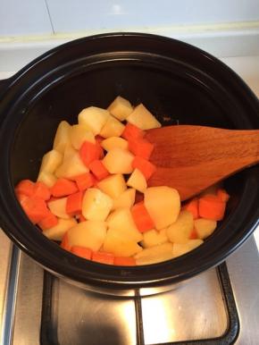 烧锅倒点油，把土豆和胡萝卜丢下去翻炒几下，倒入水，没过土豆胡萝卜的水量就好