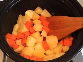 烧锅倒点油，把土豆和胡萝卜丢下去翻炒几下，倒入水，没过土豆胡萝卜的水量就好
