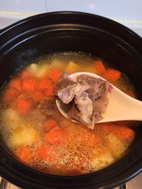 再放进出过水的牛腩，大火烧开后关小火炖到牛腩酥软