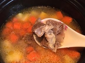 再放进出过水的牛腩，大火烧开后关小火炖到牛腩酥软