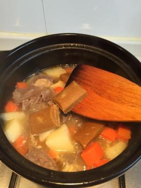 牛腩软了以后加入百梦多咖喱