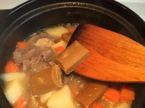 牛腩软了以后加入百梦多咖喱