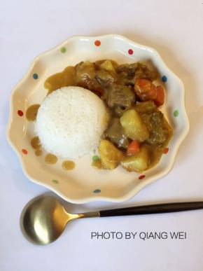 装上一碗饭，旁边浇上咖喱牛腩，滋味美美的