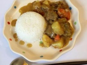 装上一碗饭，旁边浇上咖喱牛腩，滋味美美的